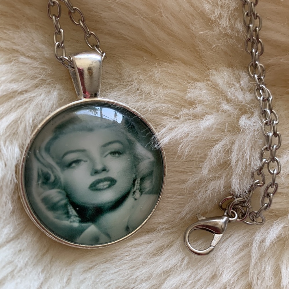 Marilyn Monroe pendant necklace new